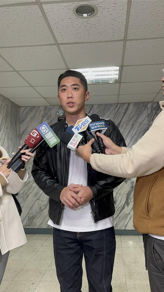 新北市党部主委陈世轩（中）8日受访。（新北市议员陈世轩提供）