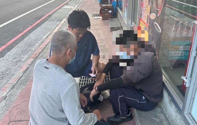 员警在超商前逮捕嫌犯。（芦洲警分局提供）