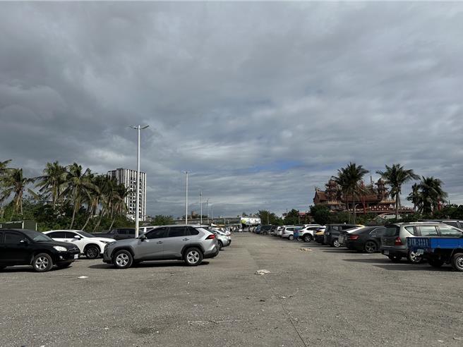 花莲市福德段位在重庆市场跟东大门夜市中间，县府预计将约1.9公顷空地BOT新建营运「福德市场」，1楼作为商场，2楼以上视业者是否申请多目标使用朝旅馆方向经营，许可年期50年。（罗亦晽摄）