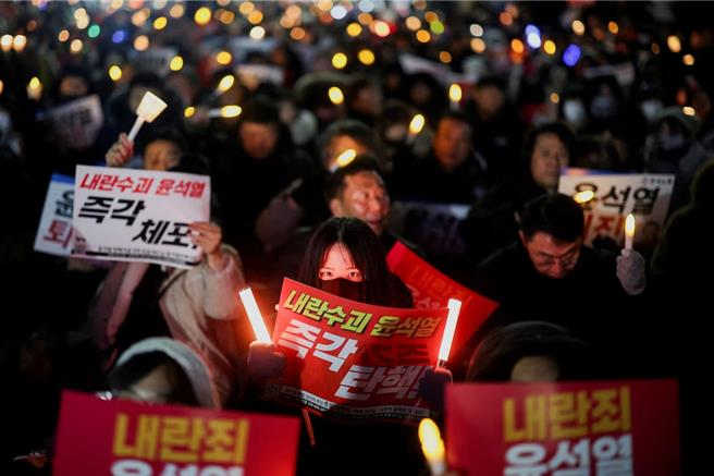 外媒7日重點報導了韓國的抗議方式，指出韓國民眾以激動人心的K-pop和舞蹈，活躍了彈劾尹錫悅集會的氣氛。（路透社）