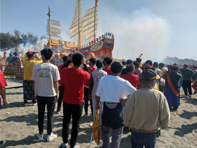 台南市南區喜樹代天府萬皇宮甲辰年科三朝王醮，8日舉行送王燒王船儀式。（喜樹代天府萬皇宮提供／洪榮志台南傳真）