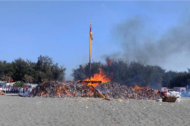 台南市南區喜樹代天府萬皇宮甲辰年科三朝王醮，8日舉行送王燒王船儀式。（喜樹代天府萬皇宮提供／洪榮志台南傳真）