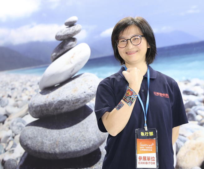 花莲慈济医院与花莲县灾难医疗队（DMAT）自2023年开始合作，在今年成功升级为全臺湾第一支全面资讯化的灾难医疗队（iDMAT），简化繁琐的手写资料作业，让医疗队在大型活动或灾难发生时，可以更专注于帮助伤患进行检伤、治疗；并获得医策会NHQA国家医疗品质奖「智慧医疗类智慧解决方案组」标章及创意奖，并与花莲县卫生局共同获得「国发会政府服务奖」的肯定，即将在年底接受表扬。8日慈济大学医学系副教授赖佩芳（见图）出席花莲县灾难医疗队（DMAT）升级iDMAT记者会分享。（邓博仁摄）