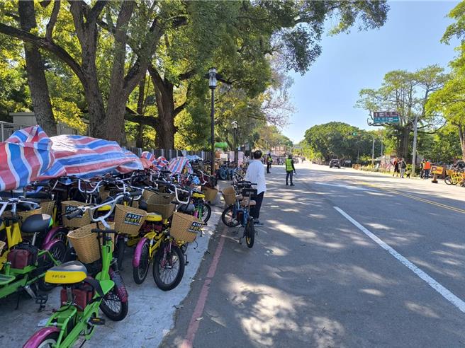 后丰铁马道周边人行道，常被脚踏车租赁业者停放脚踏车或堆放杂物。（李京升摄）