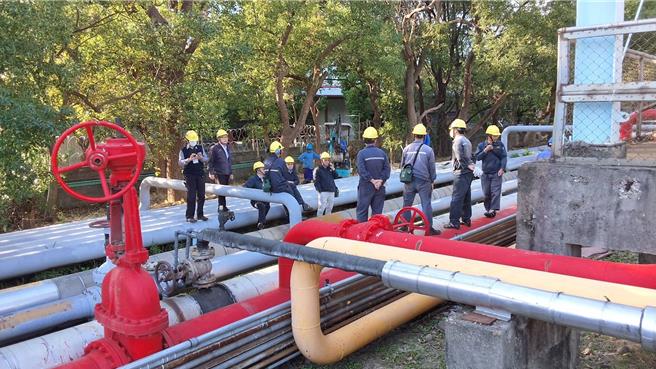 桃園市環保局6日下午接獲中油桃園煉油廠通報，廠區內航空燃油管線下方沙孔滲漏，環保局稽查人員至現場查看後，依法告發最高可罰600萬元。（桃園市環保局提供）