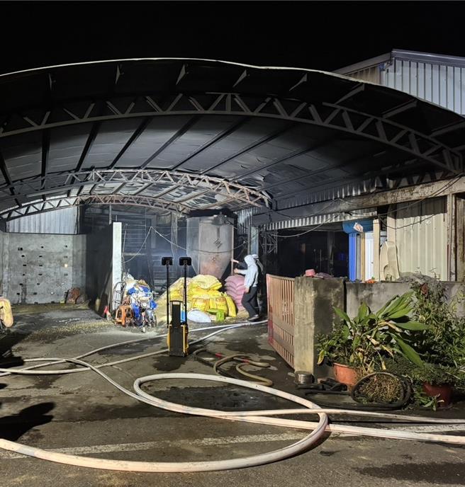 高雄阿莲区8日凌晨0时许一处羊舍发生火警，消防局人员到场抢救。（翻摄照片／林瑞益高雄传真）