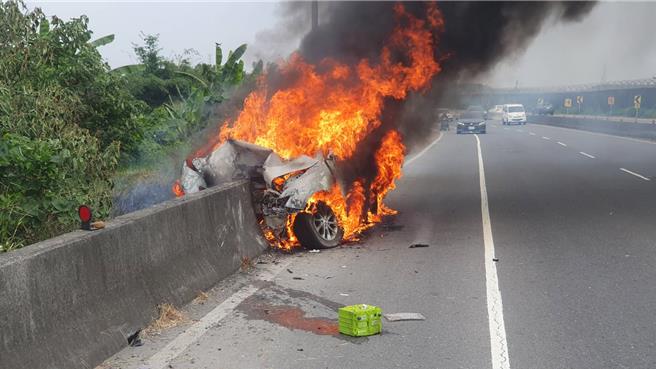 屏東市機場外環道驚傳火燒車，轎車疑車速過快自撞插進水泥護欄，駕駛逃生不及亡。（屏東消防局提供／謝佳潾屏東傳真）