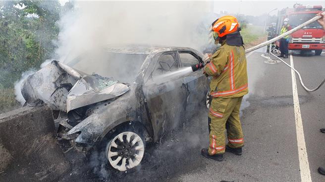 屏東市機場外環道驚傳火燒車，轎車疑車速過快自撞插進水泥護欄，駕駛逃生不及亡。（屏東消防局提供／謝佳潾屏東傳真）
