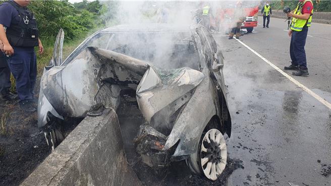 屏東市機場外環道驚傳火燒車，轎車疑車速過快自撞插進水泥護欄，駕駛逃生不及亡。（屏東消防局提供／謝佳潾屏東傳真）