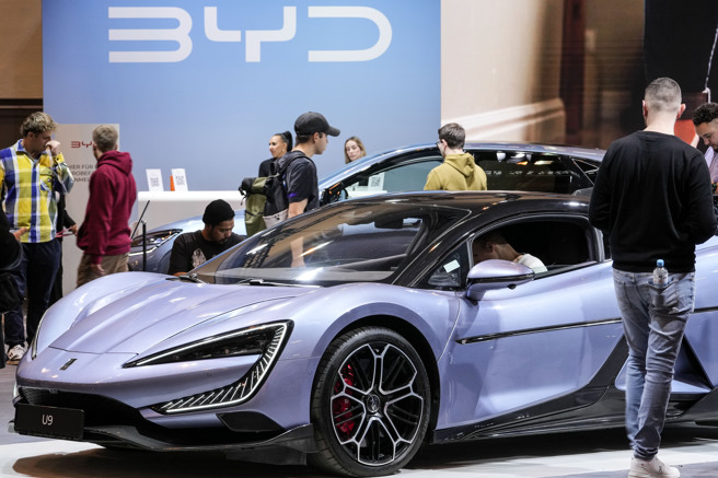 2024年已接近尾聲，汽車市場在年末促銷熱潮和大陸以舊換新政策的帶動下繼續保持增長勢頭，各汽車公司也在最後一個月全力衝刺完成今年的銷量目標。（圖/美聯社）