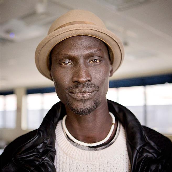 蓋爾杜安尼是知名國際名模，出版過回憶錄《走向旭日：從童兵到和平大使》。（海鵬提供）