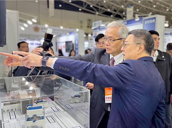 北榮院長陳威明、行政院長卓榮泰。（北榮提供／林周義台北傳真）