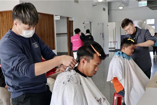 新竹市政府8日在新竹渔港旅游服务中心举办「外籍渔工关怀，温馨送暖活动」，现场提供免费理髮服务。（新竹市政府提供／陈育贤新竹传真）