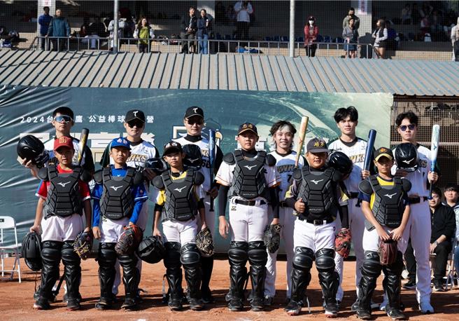 「2024台钢雄鹰公益棒球训练营」8日在八卦山棒球场登场。（彰化县政府提供／冯惠宜彰化传真）