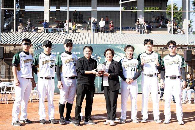 「2024台钢雄鹰公益棒球训练营」8日在八卦山棒球场登场。（彰化县政府提供／冯惠宜彰化传真）