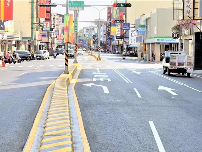台南市政府大力推動路口優化工程，最近完成南區健康路一段從中華西路至夏林路的路口改善工程，新增4處路口左轉專用車道。（交通局提供／洪榮志台南傳真）
