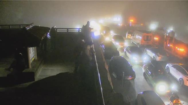 合欢山武岭又塞成菜市场。（翻摄自脸书粉丝专页中横路况交通资讯站）