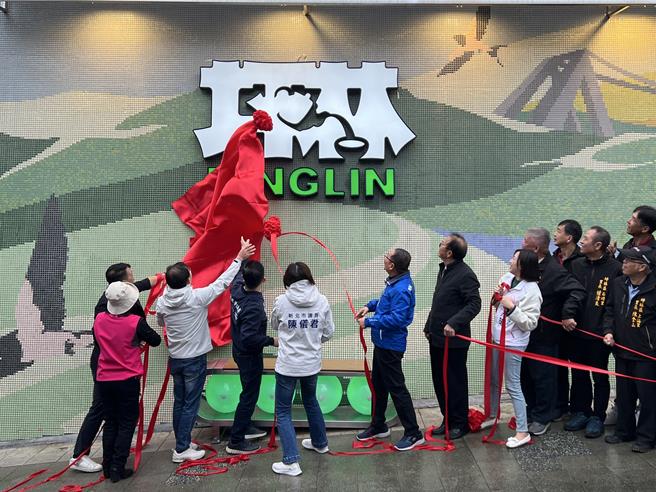 侯友宜等人为坪林老街路口意象标示揭牌。（王扬杰摄）