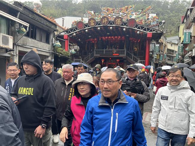 侯友宜走进坪林老街。（王扬杰摄）