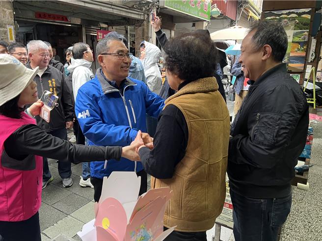 侯友宜问候老街的商家。（王扬杰摄）