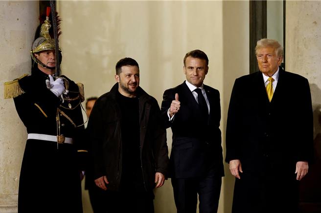 法国总统马克宏7日在爱丽舍宫，与泽伦斯基和川普举行了三方会谈。（路透社）