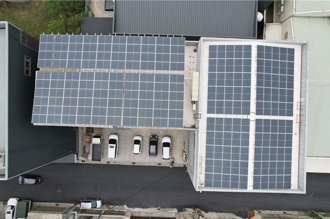 彰化县政府将加码配合行政院推动「家户屋顶设置太阳光电加速计画」，每案场最高补助10万元。（彰化县政府提供／冯惠宜台中传真）