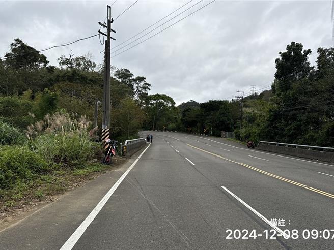 2024年12月8日苗栗县／32岁梁姓男子驾驶大型重机，行经约116.8公里和兴一桥时，疑似下坡过弯重心不稳连人带车摔落路旁。（读者提供／吕丽甄苗栗传真）