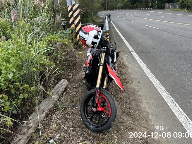 2024年12月8日苗栗县／32岁梁姓男子驾驶大型重机，行经约116.8公里和兴一桥时，疑似下坡过弯重心不稳连人带车摔落路旁。（读者提供／吕丽甄苗栗传真）