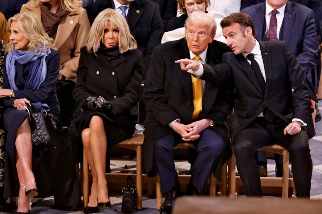 外媒关注川普在圣母院重新开放典礼中，被安排坐在马克宏与法国第一夫人碧姬中间，座位比代替拜登出席的美国第一夫人吉儿（上图第一排蓝色围巾女士）还要好。（路透社）