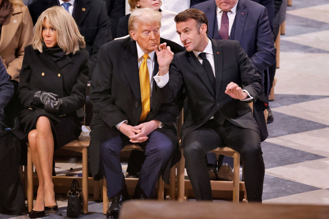 7日巴黎圣母院重新开放典礼上，马克宏热情与川普交谈。（路透社）