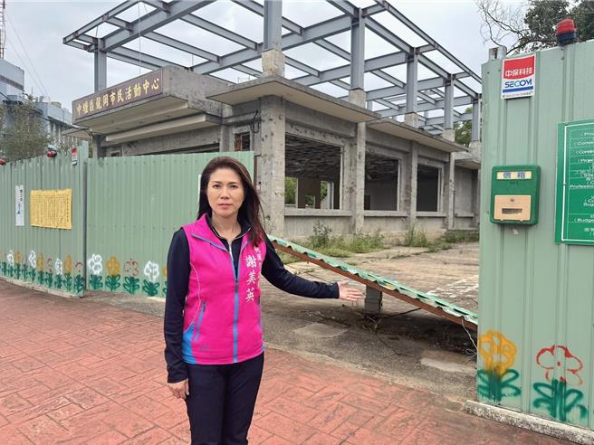 无党籍桃园市议员谢美英说，中坜龙冈、旧明市民活动中心增建工程遇上厂商落跑成废墟。（蔡依珍摄）