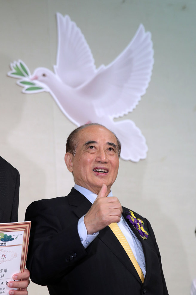 王金平拋出兩岸新論述，主張「兩岸治權互不隸屬，主權同而不分」，尊重兩岸分治的事實，但不放棄兩岸人民共同追求中華民族福祉的機會；接受現實的狀態，但不否定歷史的情感，強調「分治而不分立」是兩岸現階段化解對立，打開僵局，創造和平契機的最務實做法。（黃世麒攝）