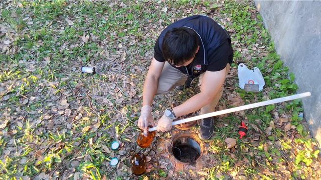 桃园市环保局上月才针对桃炼厂包公车总体检，孰料这月又发生漏油情形。（桃园市环保局提供）