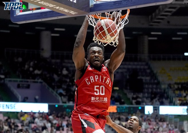 战神洋将艾力克漂亮完成双手灌篮，(TPBL提供)