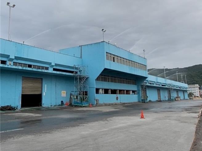 苏澳港结合原有建物于4号码头后线设置长100公尺洒水防制设施。（宜兰县政府提供／吴佩蓉宜兰传真）