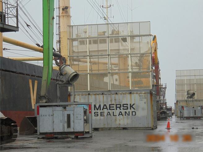 装卸作业区配置雾炮机，以水雾减少装卸时悬浮微粒逸散。（宜兰县政府提供／吴佩蓉宜兰传真）