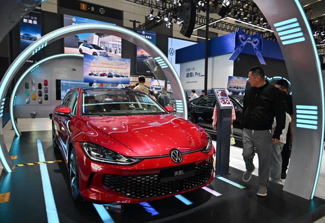 曾在全球市场呼风唤雨的欧美车厂，近几年在大陆市场面临困境。图为德国福斯公司与大陆合资的大眾汽车在西安车展亮相。（图／新华社）