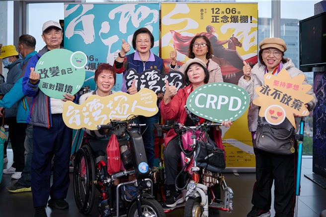 新北市社會局今（8日）在板橋大遠百華納威秀，攜手導演曲全立最新力作《台灣超人》舉辦電影首映會及映後座談。（新北市社會局提供）