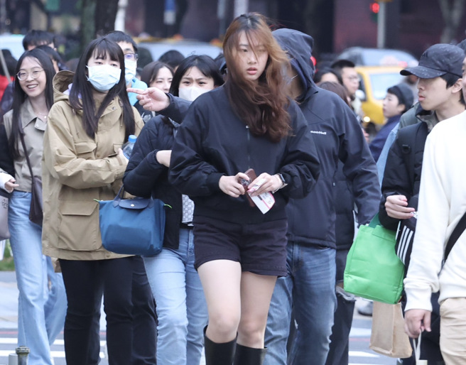 明日中部以北及東北部低溫預測14至16度，其他地區16至18度，白天起東北季風逐漸減弱，高溫略回升，桃園以北及宜蘭有局部短暫雨，花東地區亦有零星短暫雨，白天水氣逐漸減少。（示意圖／陳俊吉攝）