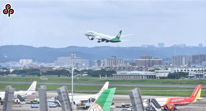 长荣航空宣布，12月9日、10日的冲绳航班，将放大机型疏运。（本报资料照）