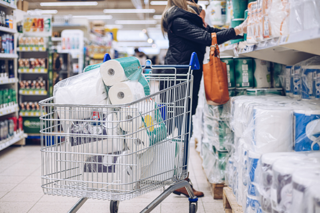 许多美国民眾开始囤积卫生纸等日常必需品。（示意图：shutterstock/达志）