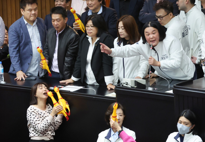 立法院6日院會，主席台上爆發藍綠推擠衝突，民進黨立委拿出「尖叫雞」，國民黨立委陳玉珍(右)諷刺民進黨立委沒有論述能力才會拿出道具。綠委之後又提出性騷碰瓷指控，爭議不斷。（資料照／姚志平攝）