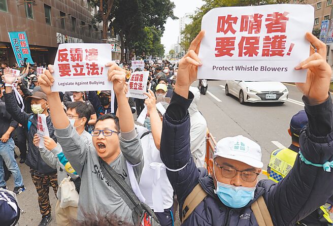 民眾党7日改选党代表，立委黄国昌、黄珊珊带领的「黄派」获得较多席次。图为民眾党7日同时举行「拒绝官僚杀人！反霸凌、护劳权」大游行。（姚志平摄）