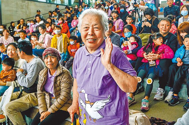 宜蘭縣「醜小鴨故事劇團」創團成員孫儒先擔任志工30年，今年已95歲高齡的她，仍持續說故事陪伴孩子。（李忠一攝）