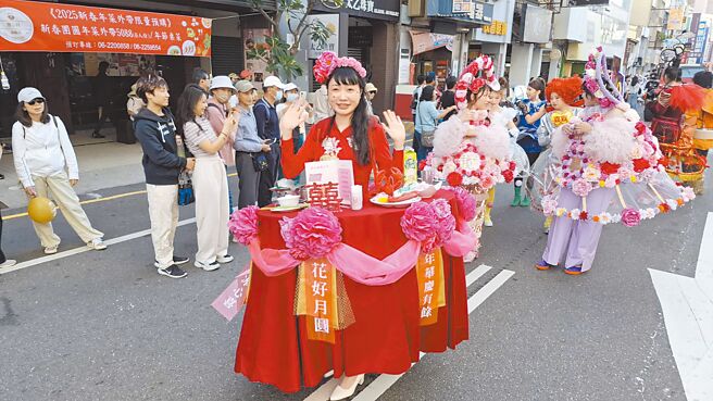 台南市林百货「摩登大游行」7日下午登场，队伍中出现创意造型，打扮成会走的喜宴桌。（程炳璋摄）