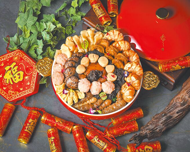 「香宫」年年热销的年菜单点「广东盆菜」，顶级食材尽显广式围炉的澎湃盛宴氛围，每份1万6888元。（台北远东香格里拉提供）