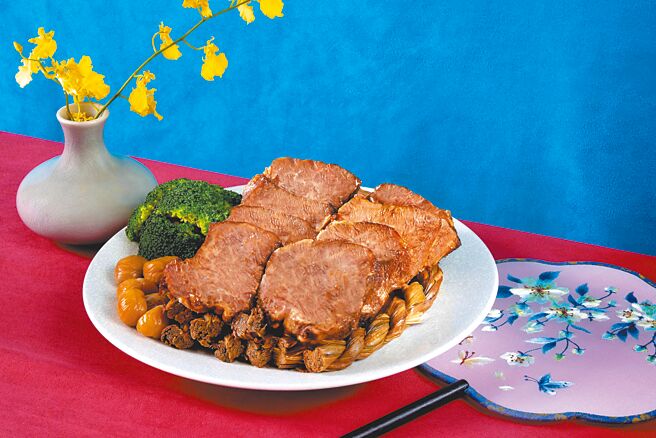 寒舍食谱「春熙华年」单点年菜推荐「翡翠稻草西施牛」，每份2500元。（台北寒舍艾美酒店提供）