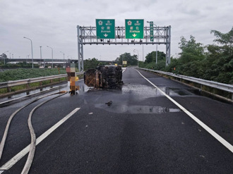 国道1号自撞护栏翻覆 自小客火烧车惨成废铁