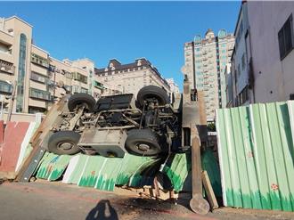 桃園平鎮建案吊車翻覆 駕駛輕傷現場封閉管制中