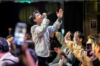 謝和弦無預警宣布「又有喜！」眾人見證下狂跟老婆示愛